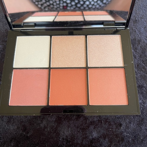 Makeup bag and assortment of makeup - Picture 8 of 9